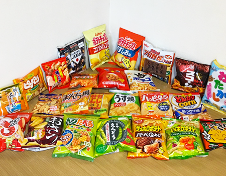 いろいろな種類のスナック菓子の写真
